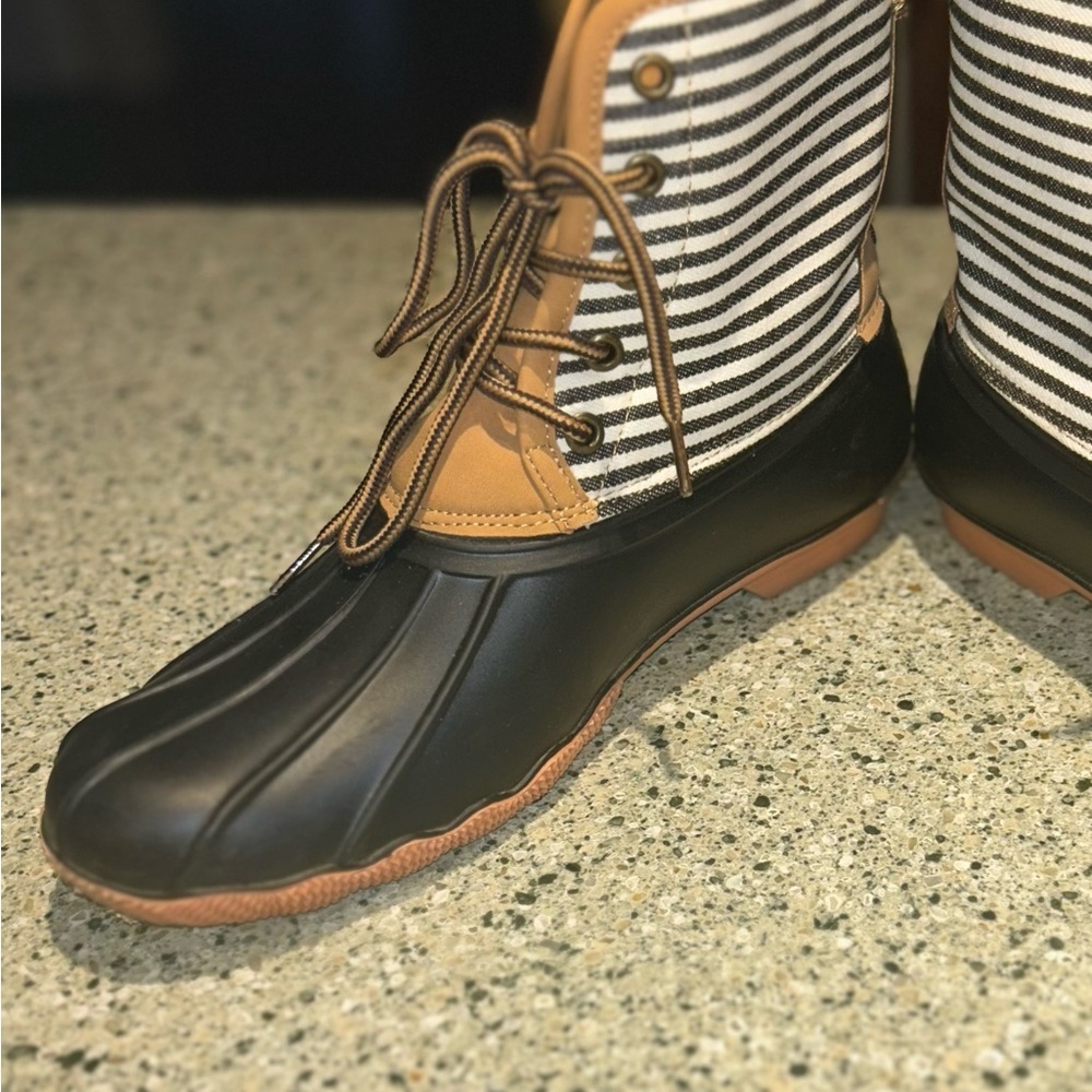❤️Women’s Striped Black and Tan Rain/Snow Duck Boots-size 9 - Picture 5 of 9